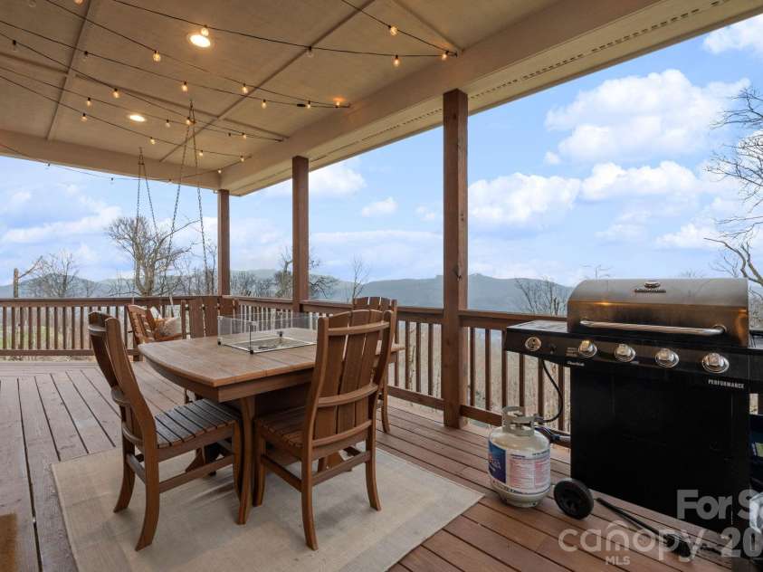 94 Silver Fox Ridge, Beech Mountain, NC 28604.  MLS# CAR4364580, YatesRealty ID 18543. 