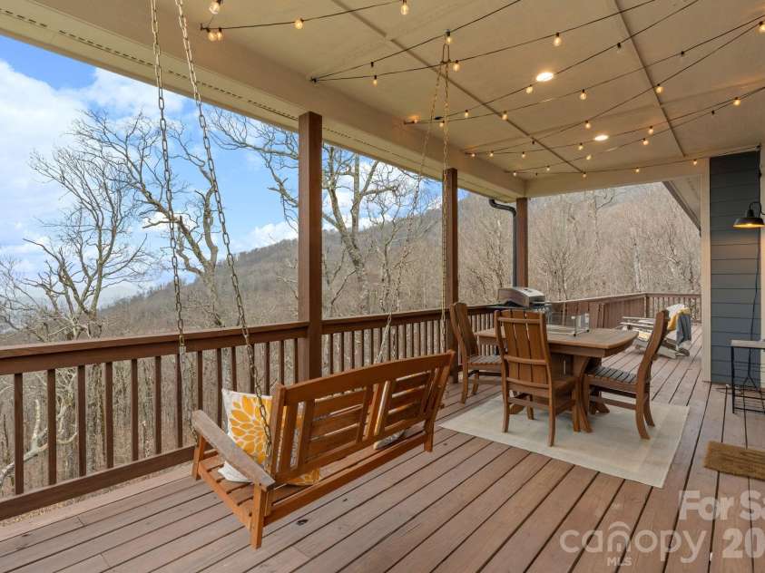 94 Silver Fox Ridge, Beech Mountain, NC 28604.  MLS# CAR4364580, YatesRealty ID 18543. 