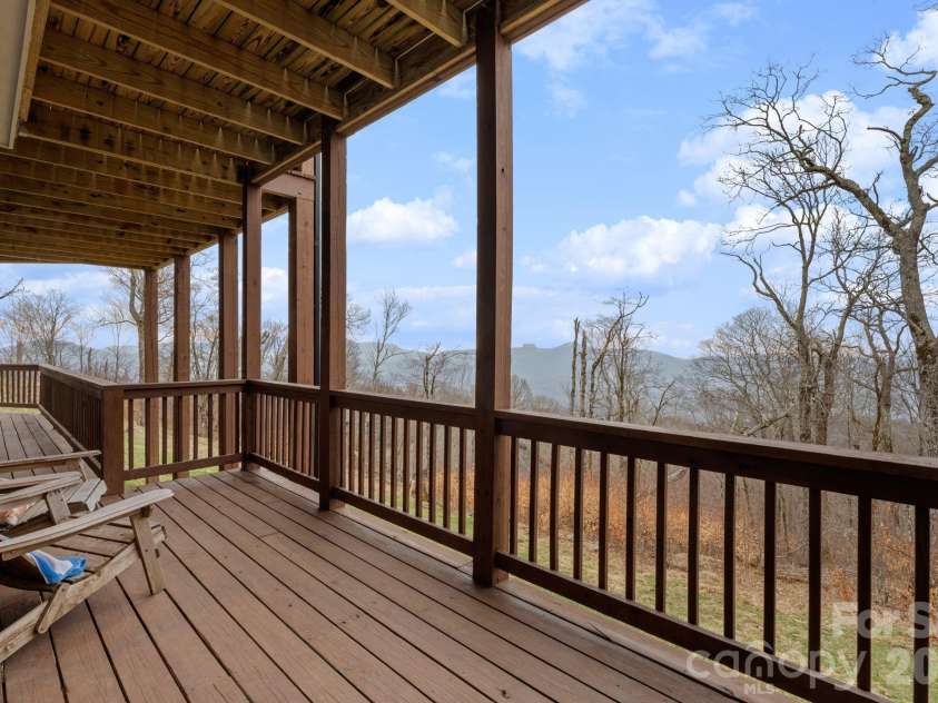 94 Silver Fox Ridge, Beech Mountain, NC 28604.  MLS# CAR4364580, YatesRealty ID 18543. 