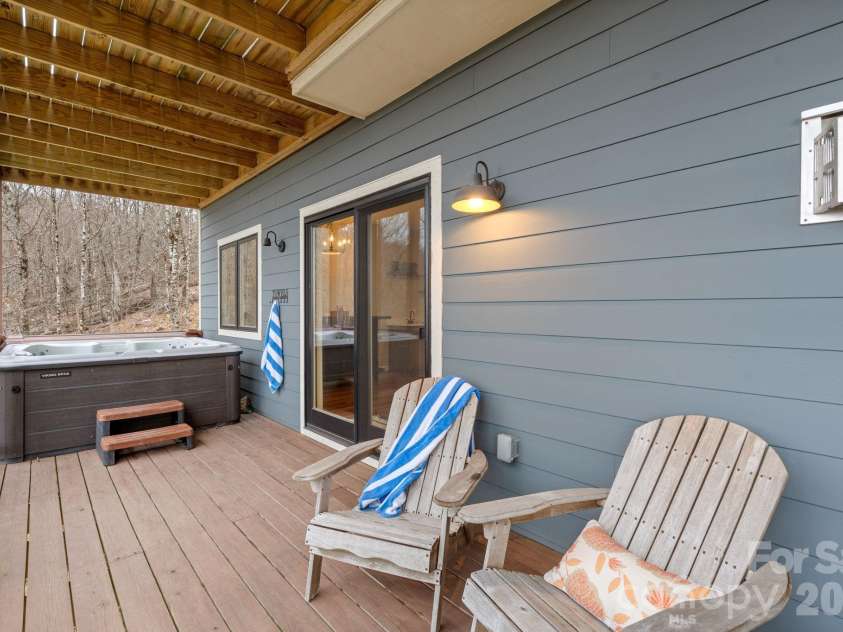 94 Silver Fox Ridge, Beech Mountain, NC 28604.  MLS# CAR4364580, YatesRealty ID 18543. 
