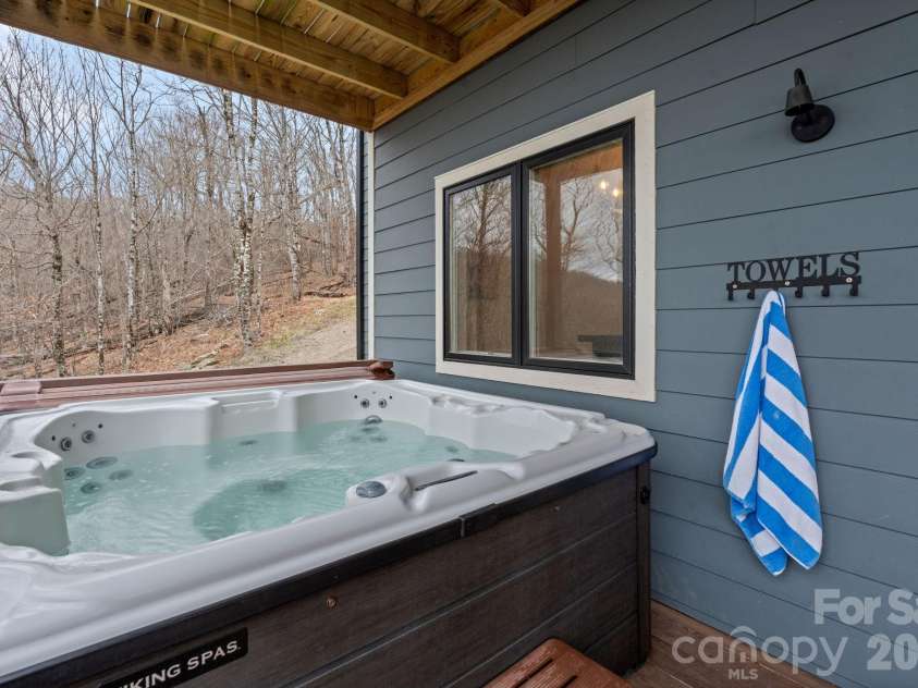 94 Silver Fox Ridge, Beech Mountain, NC 28604.  MLS# CAR4364580, YatesRealty ID 18543. 