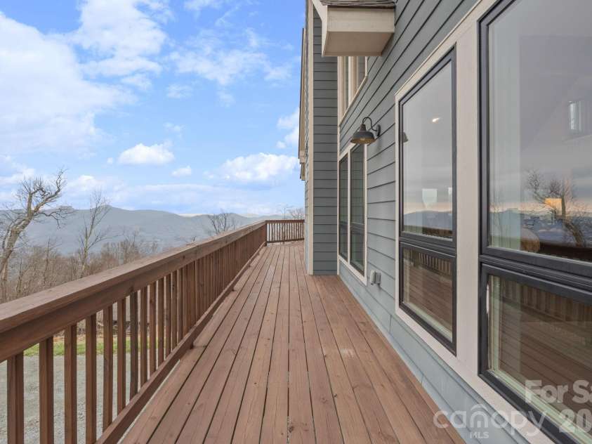 94 Silver Fox Ridge, Beech Mountain, NC 28604.  MLS# CAR4364580, YatesRealty ID 18543. 