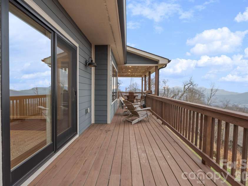 94 Silver Fox Ridge, Beech Mountain, NC 28604.  MLS# CAR4364580, YatesRealty ID 18543. 