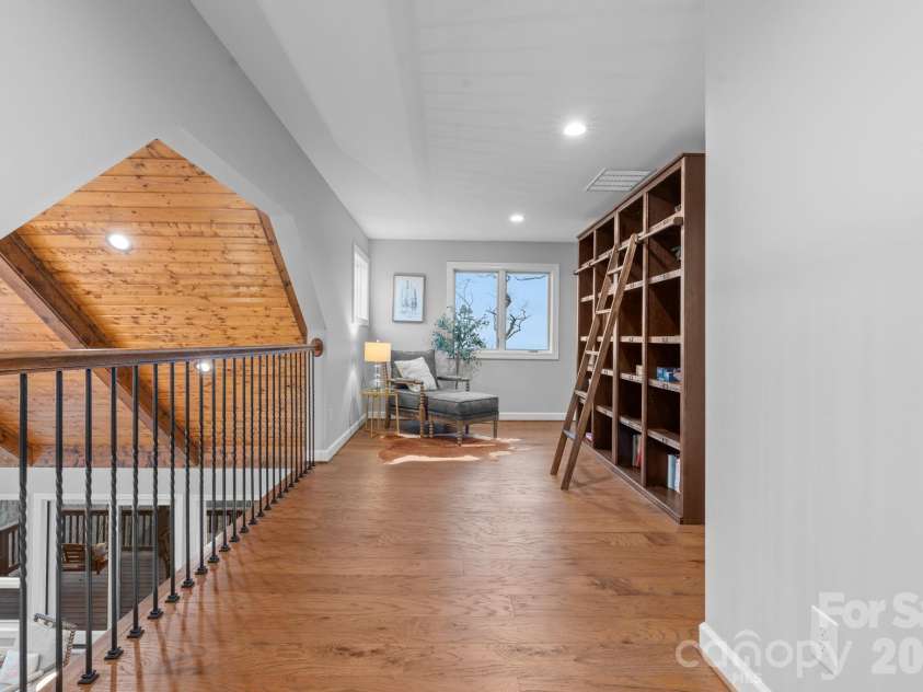 94 Silver Fox Ridge, Beech Mountain, NC 28604.  MLS# CAR4364580, YatesRealty ID 18543. Loft library