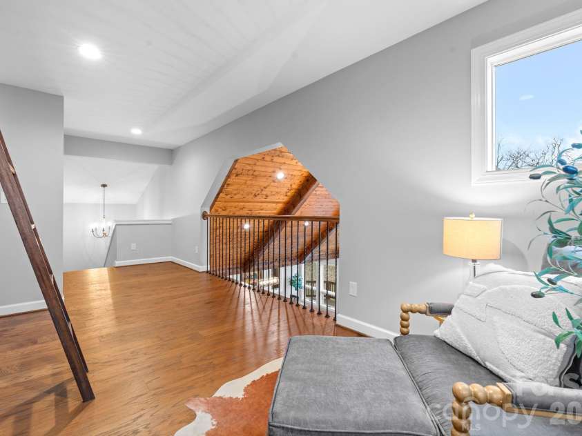 94 Silver Fox Ridge, Beech Mountain, NC 28604.  MLS# CAR4364580, YatesRealty ID 18543. Loft Library