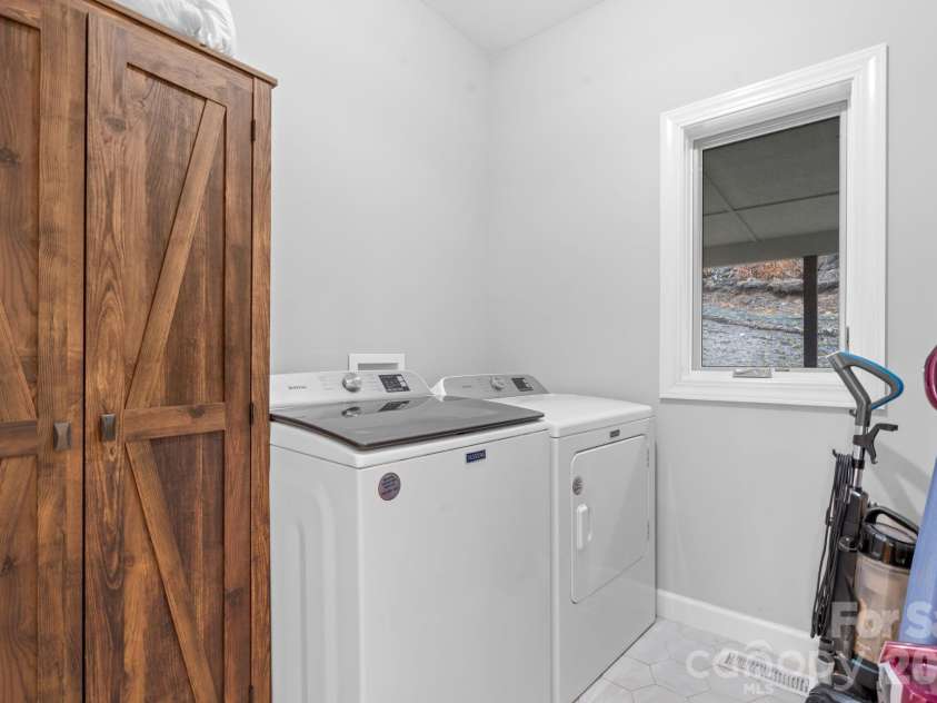 94 Silver Fox Ridge, Beech Mountain, NC 28604.  MLS# CAR4364580, YatesRealty ID 18543. Main level laundry