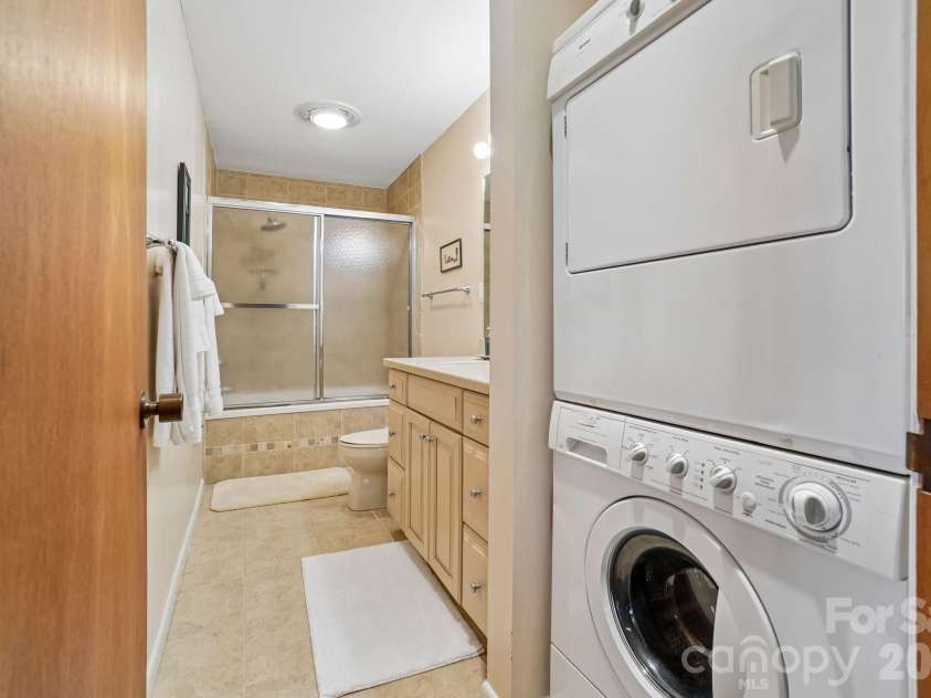 34 Wolfs Head Court, Mars Hill, NC 28754.  MLS# CAR4359563, YatesRealty ID 18544. 3rd Full Bathroom Lower Level w/Jacuzzi Tub