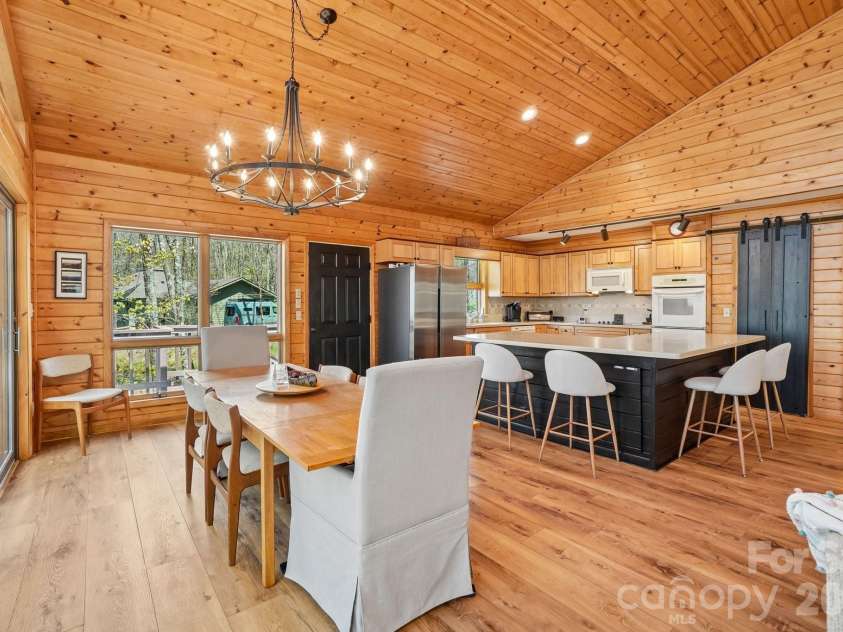 34 Wolfs Head Court, Mars Hill, NC 28754.  MLS# CAR4359563, YatesRealty ID 18544. Dining Area