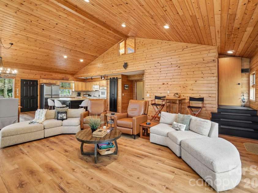 34 Wolfs Head Court, Mars Hill, NC 28754.  MLS# CAR4359563, YatesRealty ID 18544. Expansive Great Room