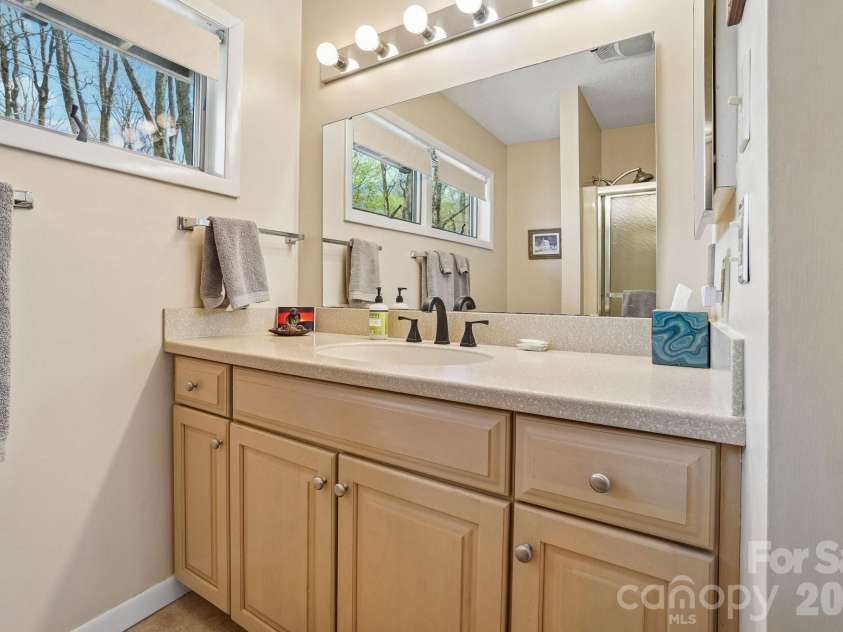 34 Wolfs Head Court, Mars Hill, NC 28754.  MLS# CAR4359563, YatesRealty ID 18544. Guest Bathroom Main Level