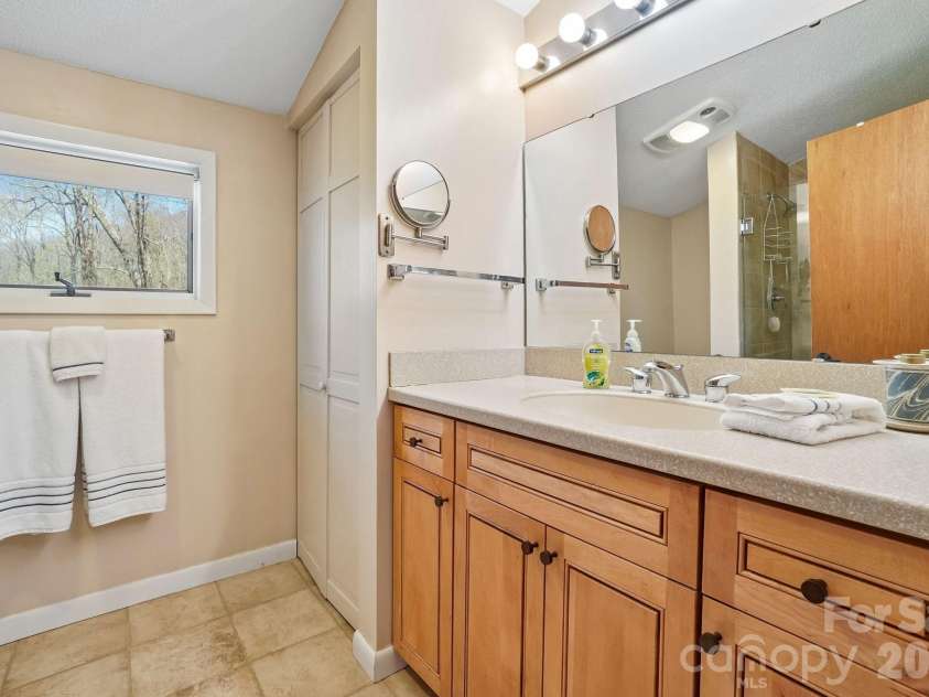 34 Wolfs Head Court, Mars Hill, NC 28754.  MLS# CAR4359563, YatesRealty ID 18544. Primary Bathroom