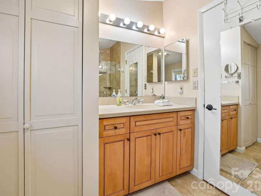 34 Wolfs Head Court, Mars Hill, NC 28754.  MLS# CAR4359563, YatesRealty ID 18544. Primary Bathroom