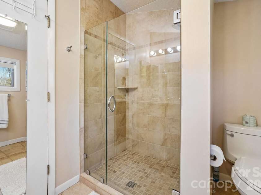 34 Wolfs Head Court, Mars Hill, NC 28754.  MLS# CAR4359563, YatesRealty ID 18544. Primary Bathroom