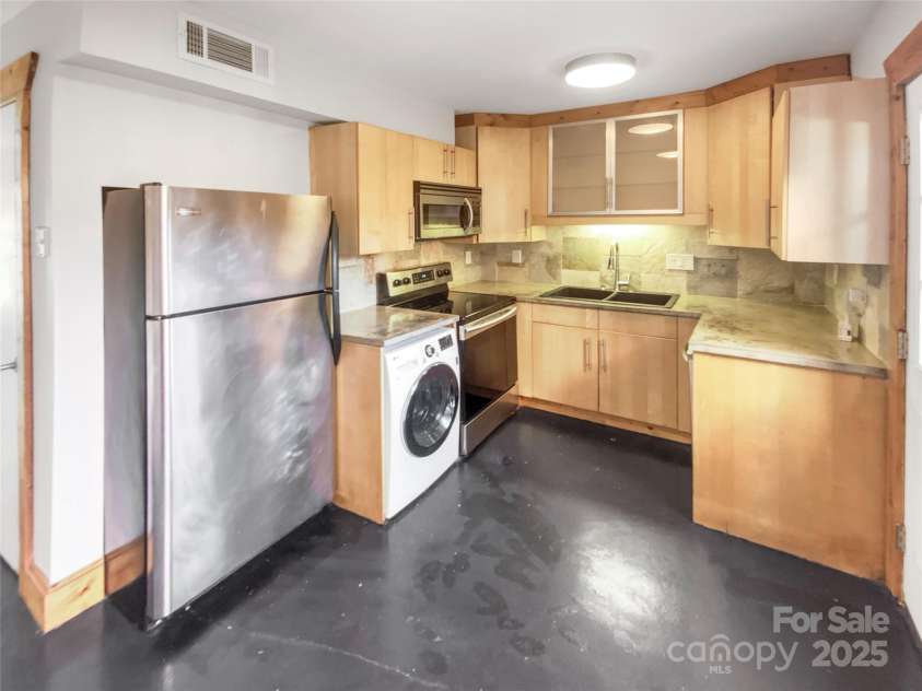638 Chipley Avenue, Charlotte, NC 28205.  MLS# CAR4212656, YatesRealty ID 18546. 