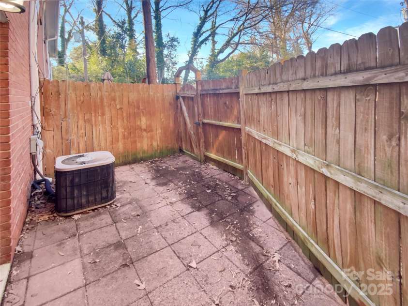 638 Chipley Avenue, Charlotte, NC 28205.  MLS# CAR4212656, YatesRealty ID 18546. 
