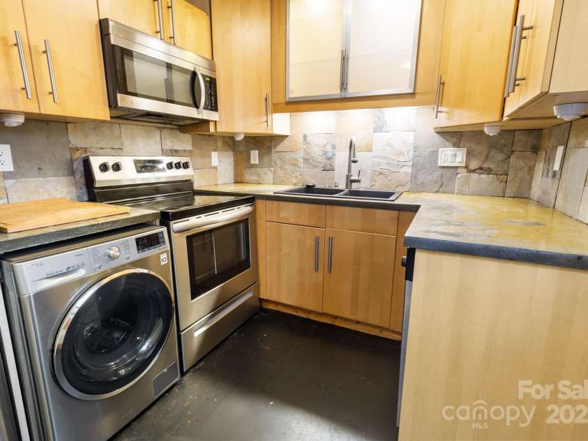 638 Chipley Avenue, Charlotte, NC 28205.  MLS# CAR4327228, YatesRealty ID 18546. Kitchen