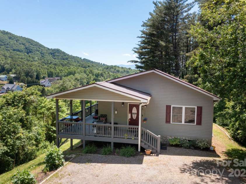 174 Diamond Point, Canton, NC 28716.  MLS# CAR4261296, YatesRealty ID 18548. 