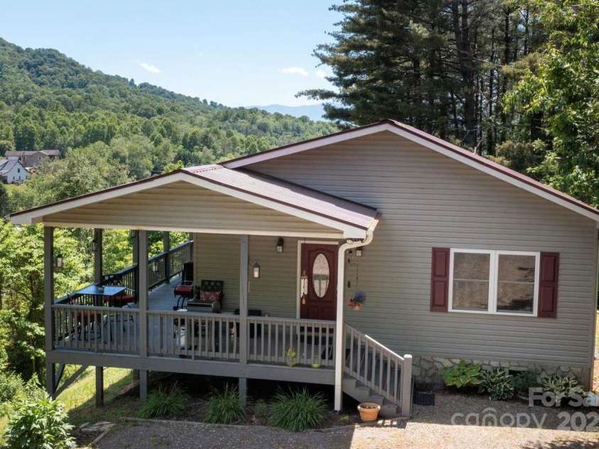 174 Diamond Point, Canton, NC 28716.  MLS# CAR4261296, YatesRealty ID 18548. Amazing Short Range Mountain Views