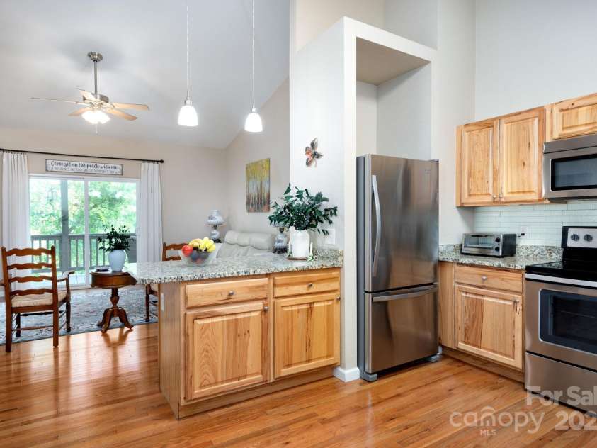 174 Diamond Point, Canton, NC 28716.  MLS# CAR4261296, YatesRealty ID 18548. Breakfast Bar