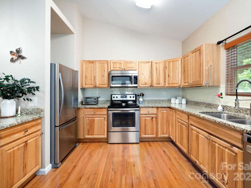 174 Diamond Point, Canton, NC 28716.  MLS# CAR4261296, YatesRealty ID 18548. Kitchen with stainless steel appliances