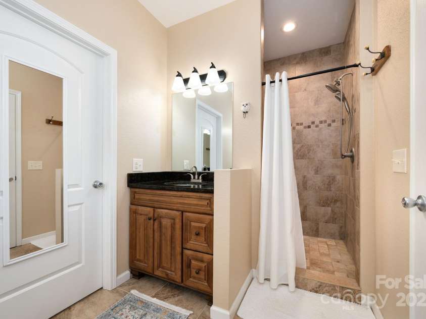174 Diamond Point, Canton, NC 28716.  MLS# CAR4261296, YatesRealty ID 18548. Split double vanity