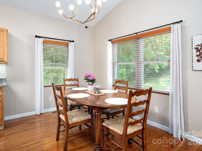 174 Diamond Point, Canton, NC 28716.  MLS# CAR4261296, YatesRealty ID 18548. Sunlit dining area