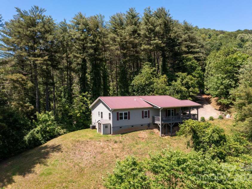 174 Diamond Point, Canton, NC 28716.  MLS# CAR4261296, YatesRealty ID 18548. Tucked away on the hill side