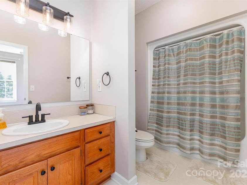 214 Silver Creek Lane, Shelby, NC 28152.  MLS# CAR4266166, YatesRealty ID 18549. Bathroom #2