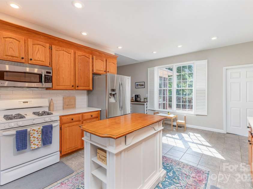 214 Silver Creek Lane, Shelby, NC 28152.  MLS# CAR4266166, YatesRealty ID 18549. ...gas range w/ microwave...