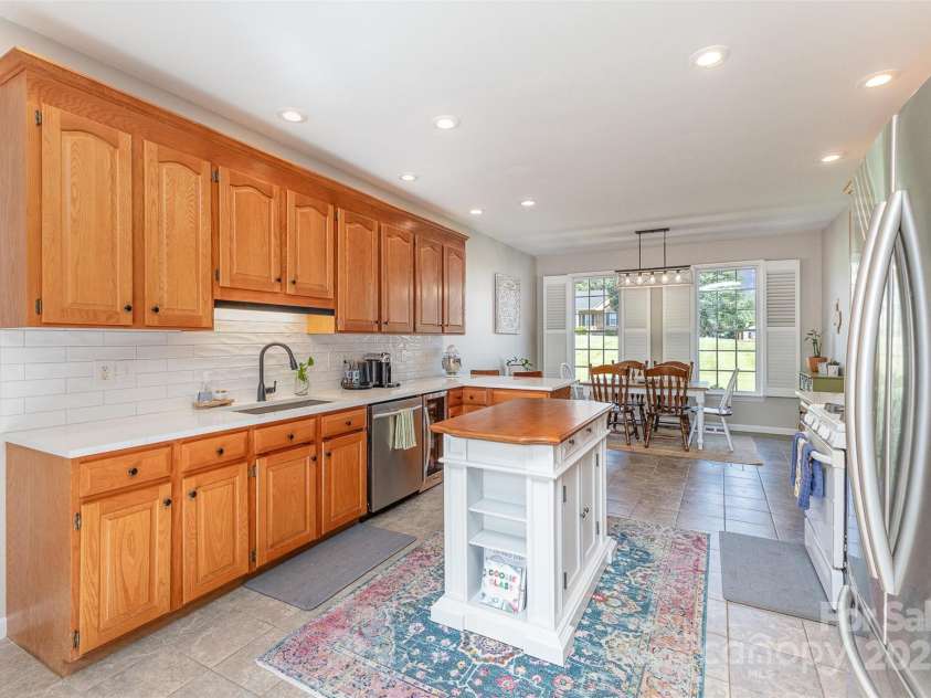 214 Silver Creek Lane, Shelby, NC 28152.  MLS# CAR4266166, YatesRealty ID 18549. ....in spacious kitchen!