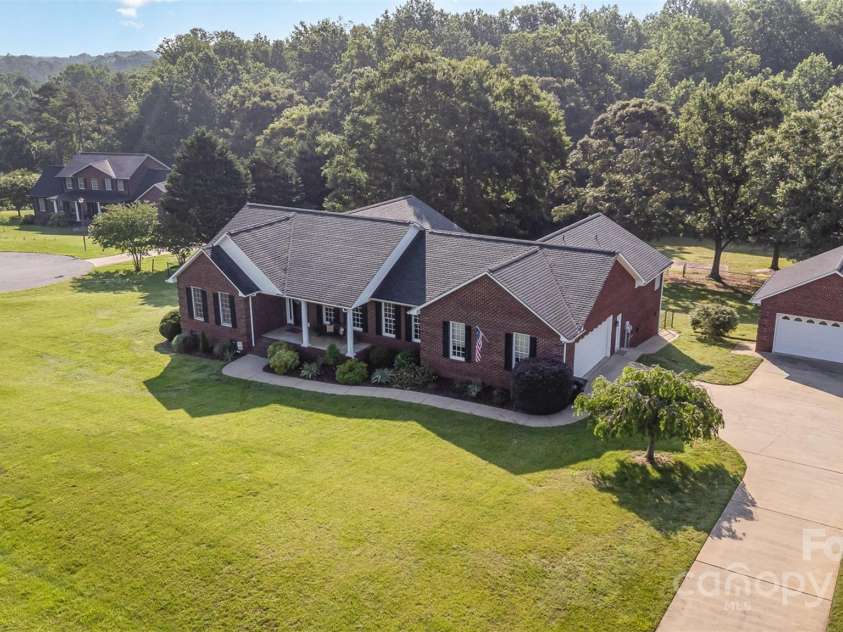 214 Silver Creek Lane, Shelby, NC 28152.  MLS# CAR4266166, YatesRealty ID 18549. TWO 2 car garages!