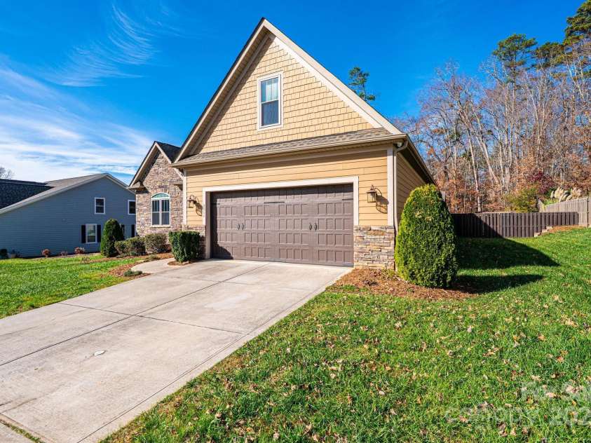 3911 13th Street, Hickory, NC 28601.  MLS# CAR4329122, YatesRealty ID 1855. 