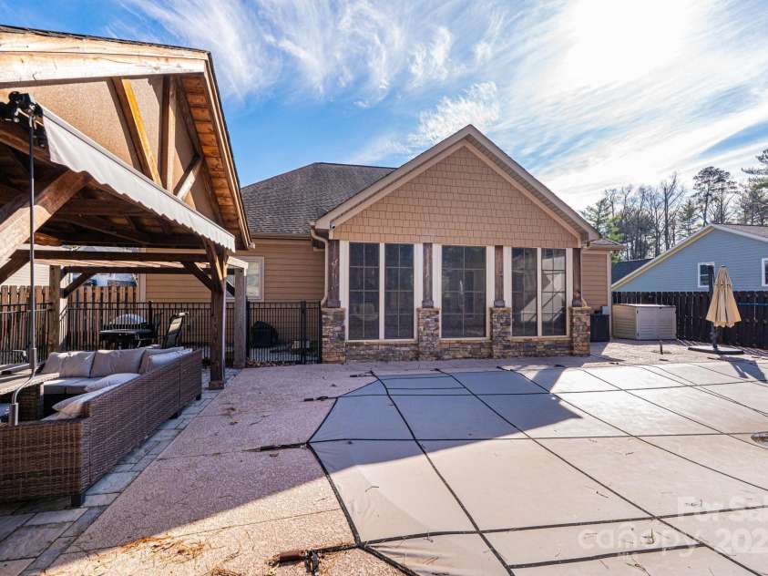 3911 13th Street, Hickory, NC 28601.  MLS# CAR4329122, YatesRealty ID 1855. 