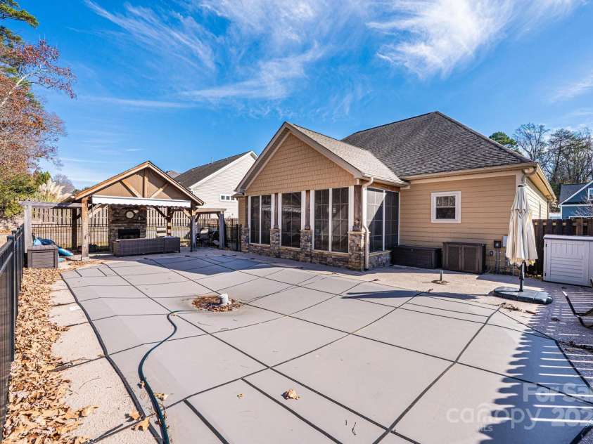 3911 13th Street, Hickory, NC 28601.  MLS# CAR4329122, YatesRealty ID 1855. 