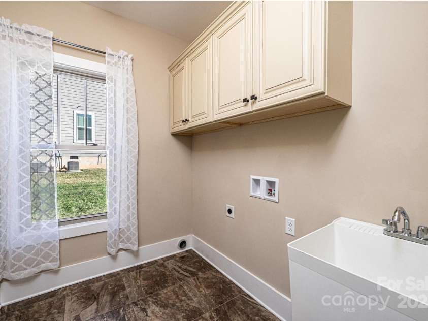 3911 13th Street, Hickory, NC 28601.  MLS# CAR4329122, YatesRealty ID 1855. 