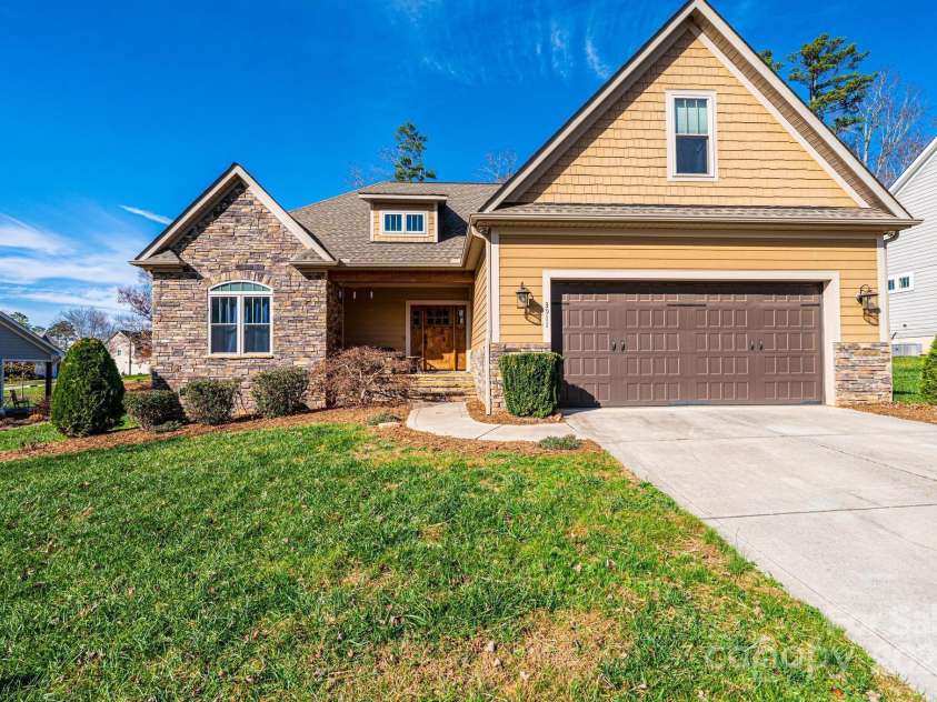 3911 13th Street, Hickory, NC 28601.  MLS# CAR4329122, YatesRealty ID 1855. 