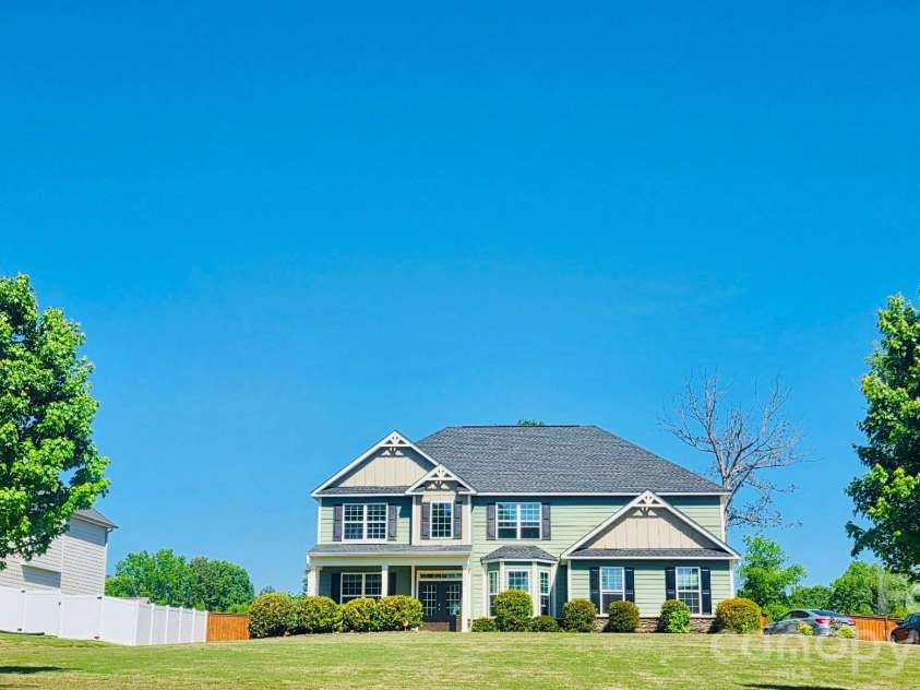 2609 Lakefront Drive, Belmont, NC 28012.  MLS# CAR4358445, YatesRealty ID 18550. 