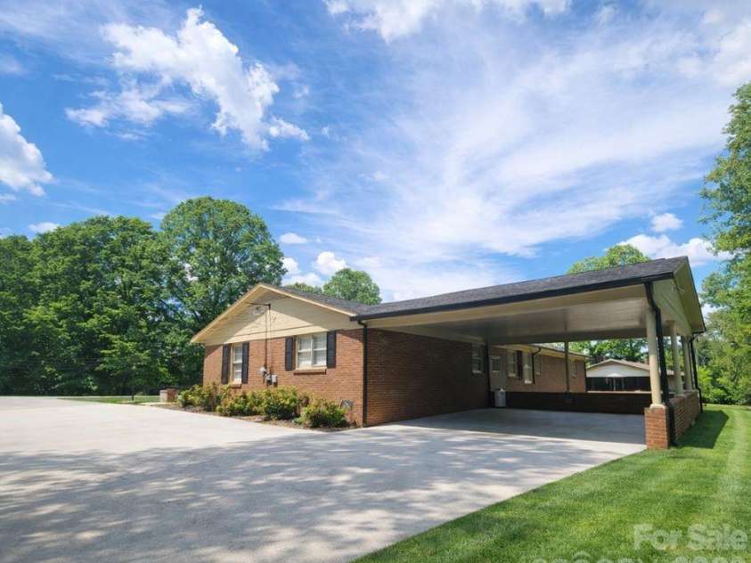 216 Delview Drive, Cherryville, NC 28021.  MLS# CAR4369093, YatesRealty ID 18551. 