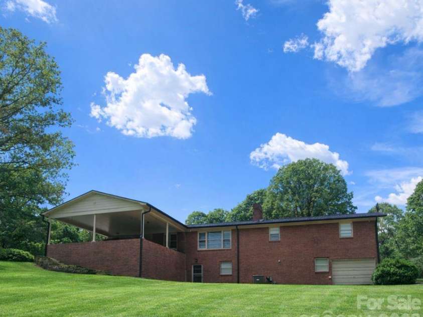 216 Delview Drive, Cherryville, NC 28021.  MLS# CAR4369093, YatesRealty ID 18551. 