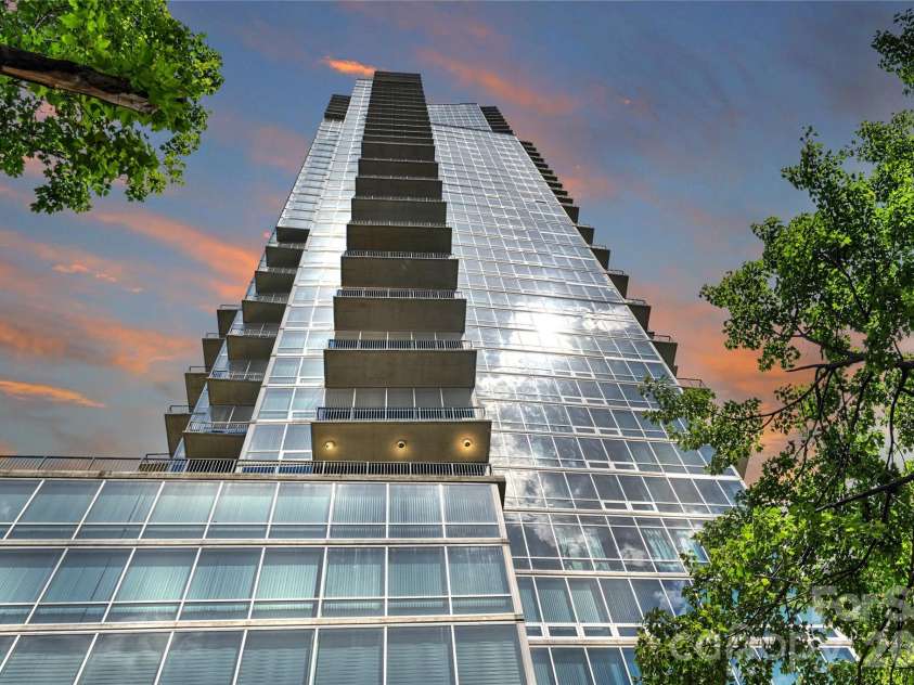 215 Pine Street, Charlotte, NC 28202.  MLS# CAR4186939, YatesRealty ID 18554. Charlotte's tallest residential tower