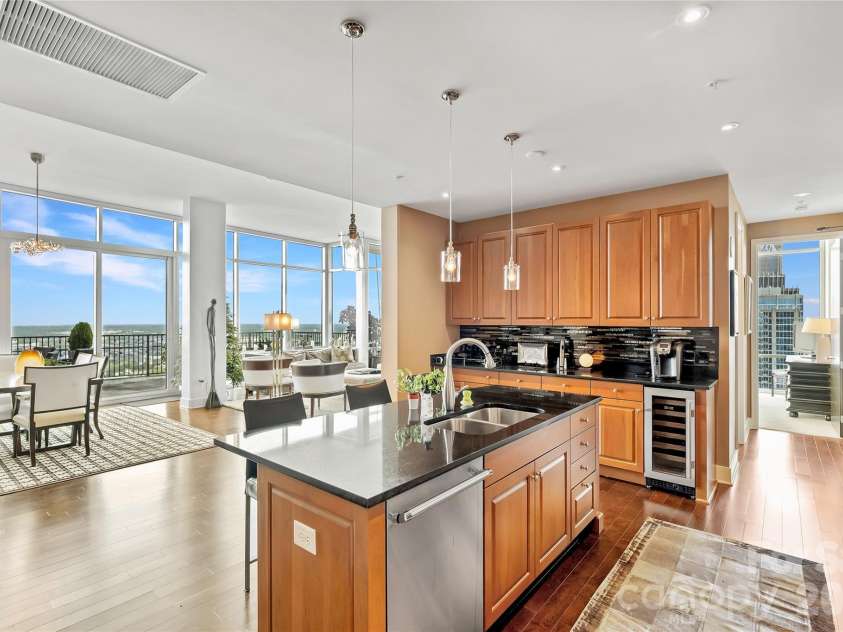 215 Pine Street, Charlotte, NC 28202.  MLS# CAR4186939, YatesRealty ID 18554. Chef's kitchen overlooking the city