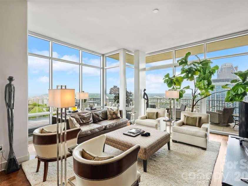 215 Pine Street, Charlotte, NC 28202.  MLS# CAR4186939, YatesRealty ID 18554. Corner residence with panoramic skyline views