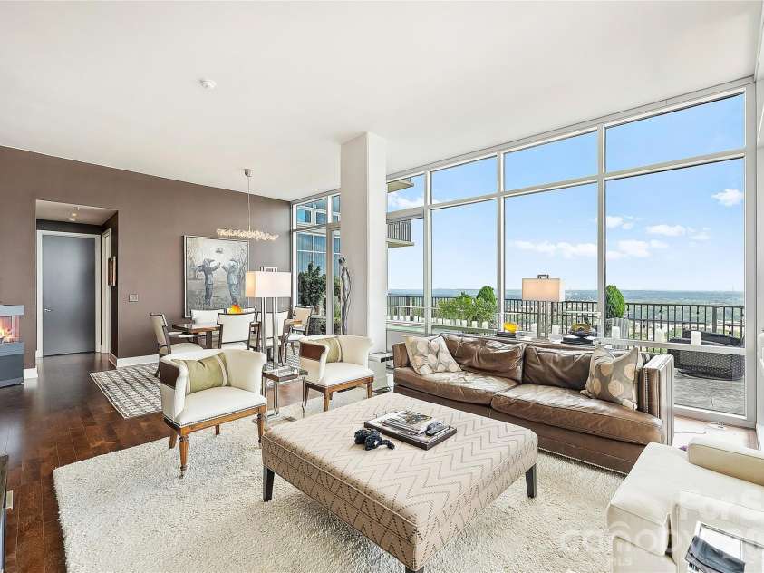 215 Pine Street, Charlotte, NC 28202.  MLS# CAR4186939, YatesRealty ID 18554. Open, light-filled living spaces