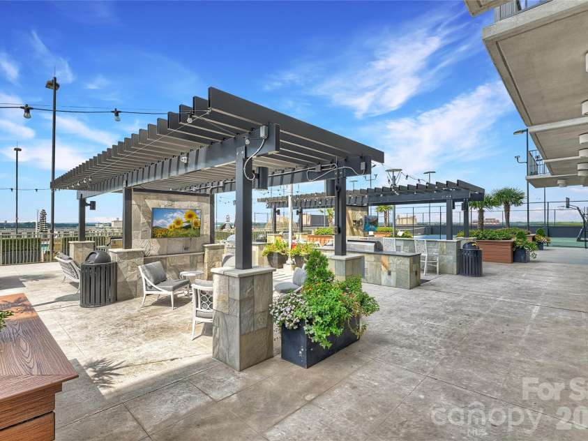 215 Pine Street, Charlotte, NC 28202.  MLS# CAR4186939, YatesRealty ID 18554. Outdoor kitchens, grilling, and gathering spaces