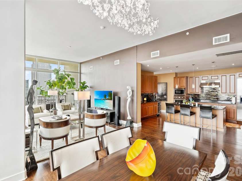 215 Pine Street, Charlotte, NC 28202.  MLS# CAR4186939, YatesRealty ID 18554. Seamless flow between kitchen and living spaces