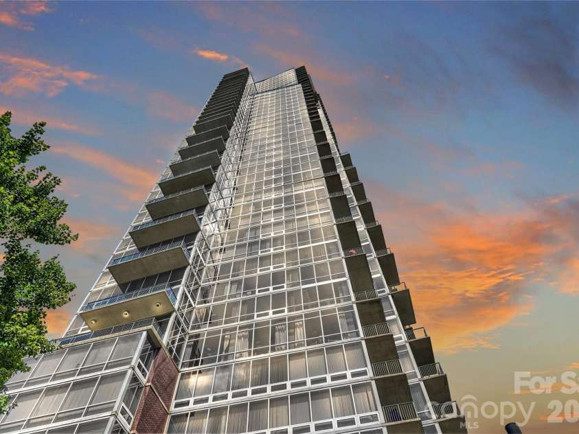 215 Pine Street, Charlotte, NC 28202.  MLS# CAR4186939, YatesRealty ID 18554. The VUE at dusk
