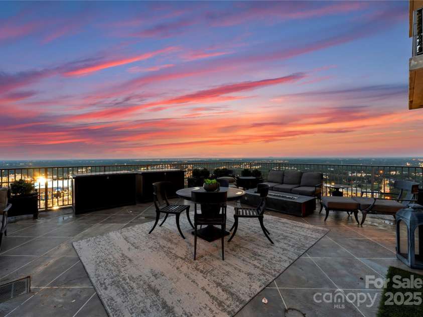 215 Pine Street, Charlotte, NC 28202.  MLS# CAR4294172, YatesRealty ID 18554. 