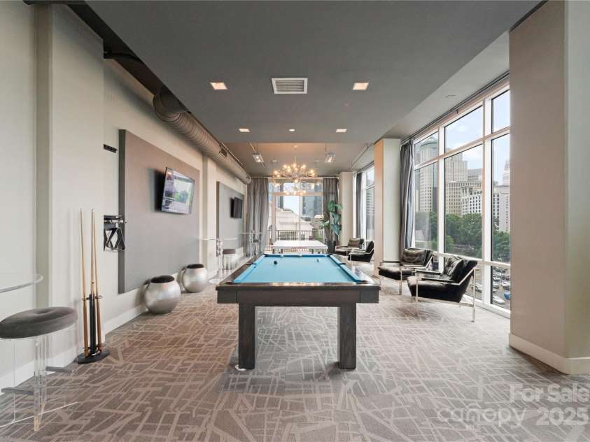215 Pine Street, Charlotte, NC 28202.  MLS# CAR4294172, YatesRealty ID 18554. 8th Floor