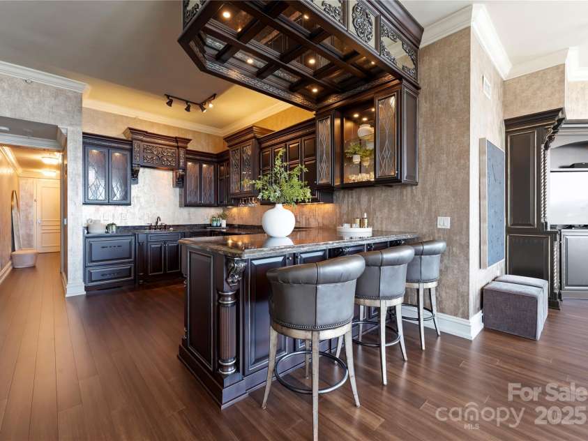 215 Pine Street, Charlotte, NC 28202.  MLS# CAR4294172, YatesRealty ID 18554. Bar
