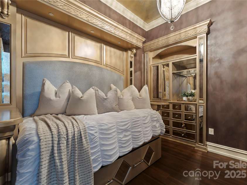 215 Pine Street, Charlotte, NC 28202.  MLS# CAR4294172, YatesRealty ID 18554. Bedroom